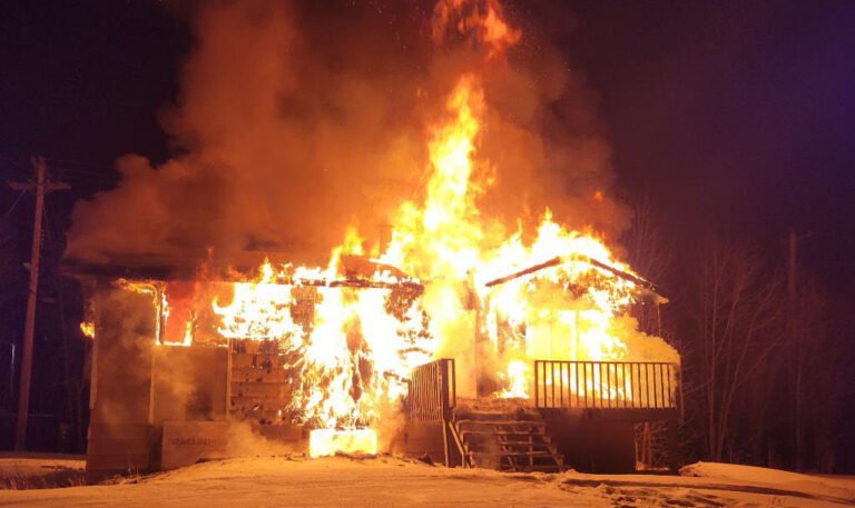 Teen in custody, 2 others at large after suspected arson in Gods Lake Narrows, Man.