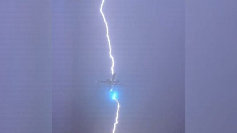 Video captures moment Air Canada plane struck by lightning