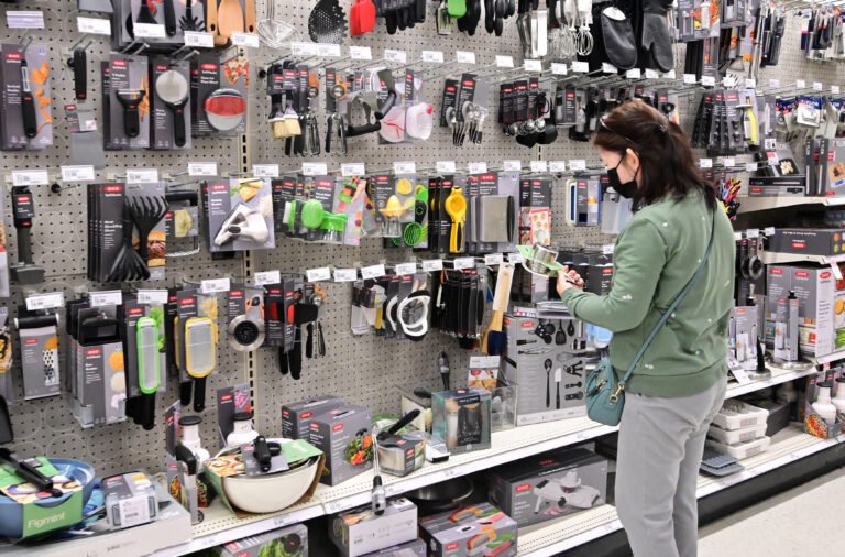US retail sales unchanged in June, beating forecasts for slight drop