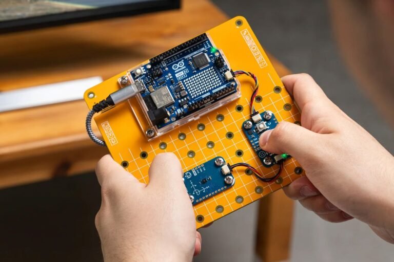 You can’t screw up Arduino’s new DIY electronics kit