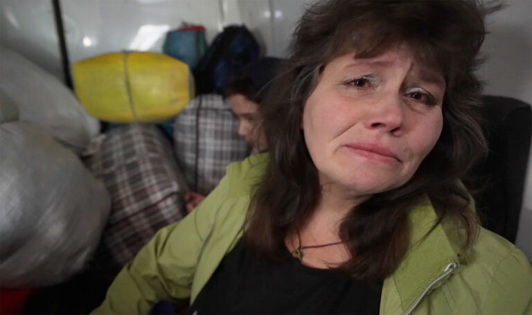 As Russian troops close in, residents scramble to evacuate key city in Ukraine's east