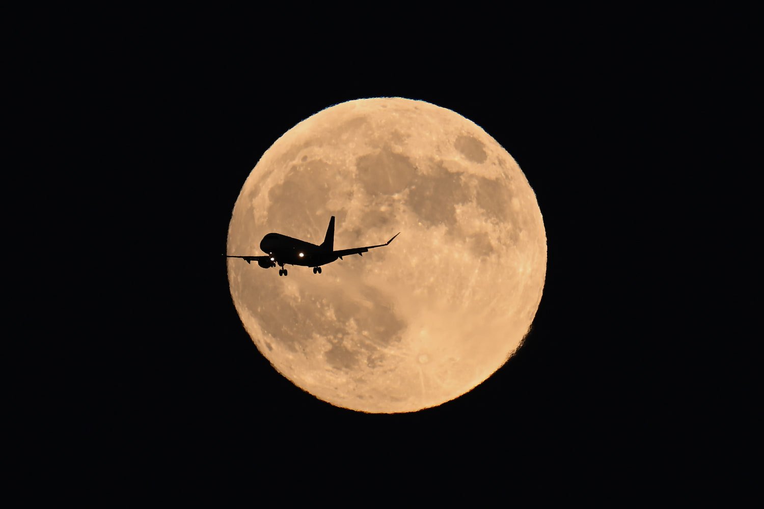 Beaver moon, last supermoon of the year, and Leonid meteors to light up sky on same weekend